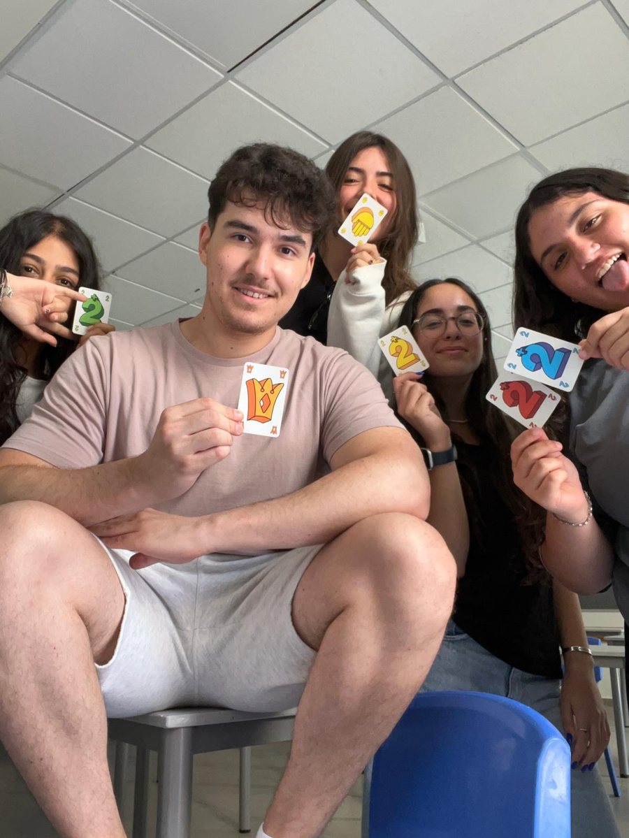 רועי עם תלמידות בכיתה